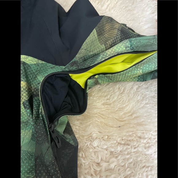 NWT Oakley Geo Camo 3M thinsulate snowboard jacket fluorescent green & black. - Picture 13 of 16